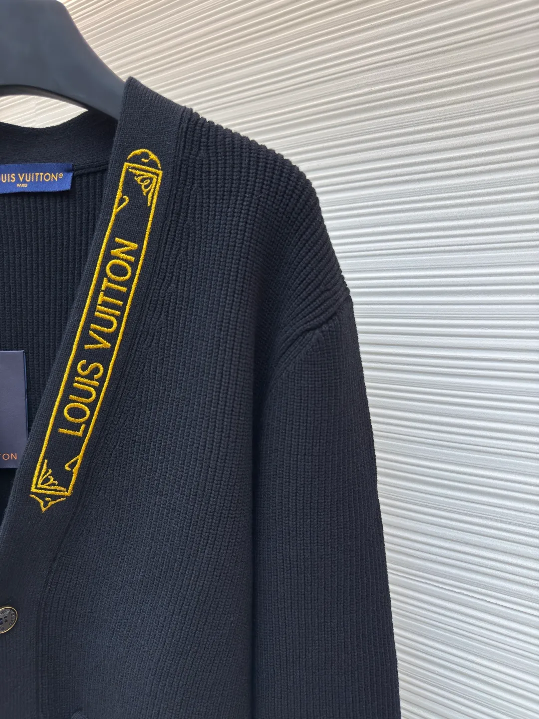 LOUIS VUITTON25SS gold barbed cardigan ●Authentic product: Purchased and developed for 17800 ●Item number: 1680497-B15 ●Fabric: Made of cotton and nylon blended core-filled yarn fabric ●Technology: knitting ●Version: Loose version ●Weight: about 905 grams ●Size: S-M-L-XL ●Description: This style is made of lightweight and breathable cotton blend rib knit, with Louis Vuitton logo and Monogram floral details embroidered on the left collar and flap pocket respectively. It can be used as an alternative to classics to create an elegant evening look and embark on a comfortable cruise. The overall wiring is straight and delicate, the fabric is comfortable and soft, and the color is consistent without color difference. It can be matched with the same style to create a fashionable look and control various occasions. Customized accessories, complete with three standards, same style for men and women!